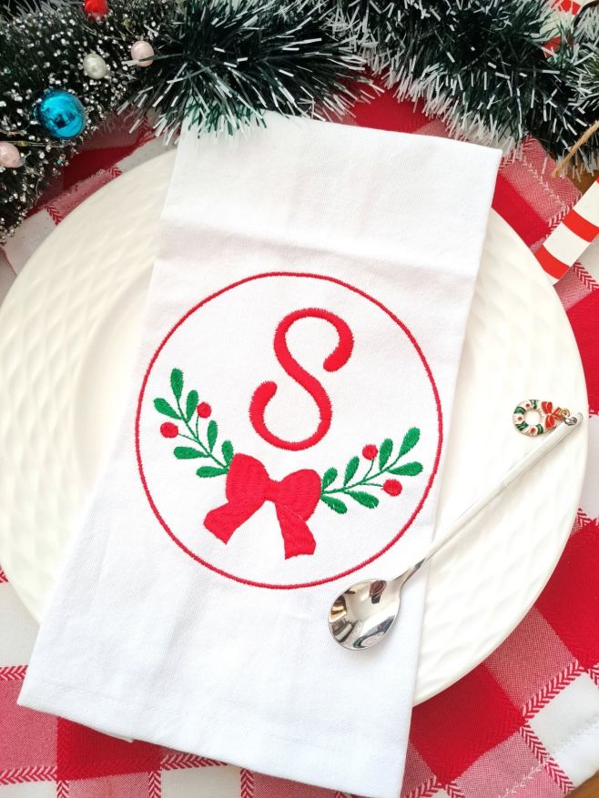 Sviatočné vyšívané obrúsky s monogramom dajú Vášmu sviatočnému stolu ten správny decentný šmrnc s nóbl nádychom. Ušijeme a...